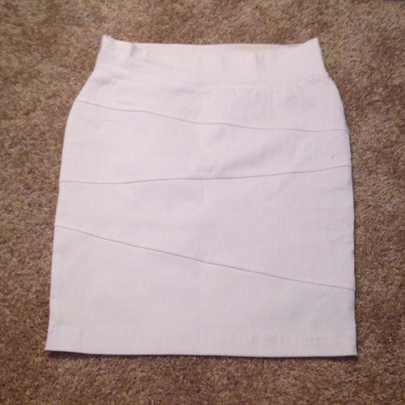 A white pencil skirt (NWOT) - Picture 1 of 1