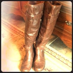 RESERVED for @mrshidy03    BareTraps boots. 7.5