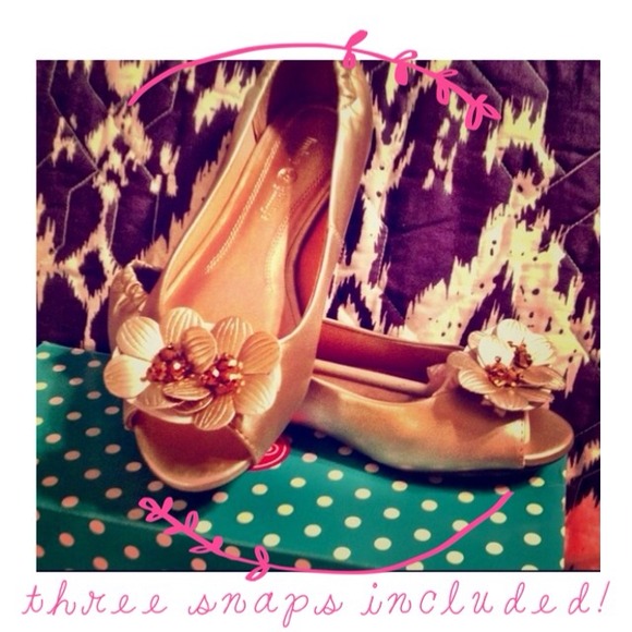 ///SOLD in Bundle/// Peep Toe Flats & snaps