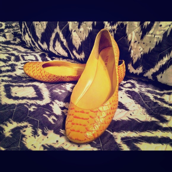 ///SOLD in Bundle/// Yellow Croc Flats - Nine West