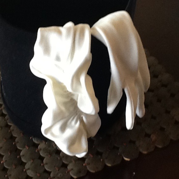 Long white rouche gloves - Picture 2 of 2