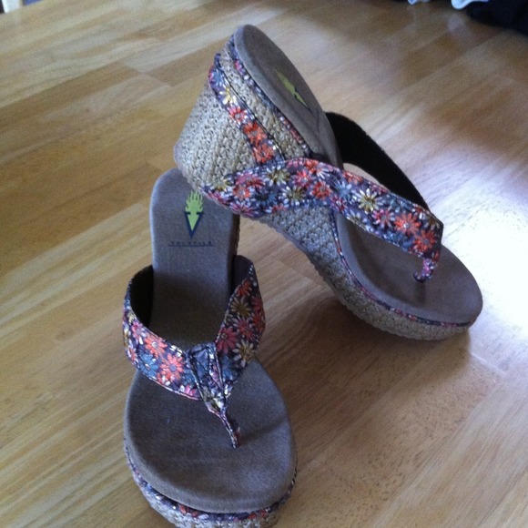 NWT Volatile Lua sandal