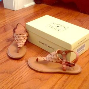 🎈REDUCED 10-19🎈 like new Lucky sandals size 7