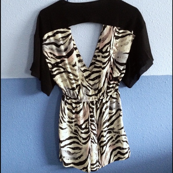 Cute zebra romper 🌸 - Picture 2 of 4