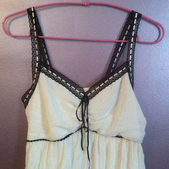 Supper cute white lacy top! - Picture 2 of 4