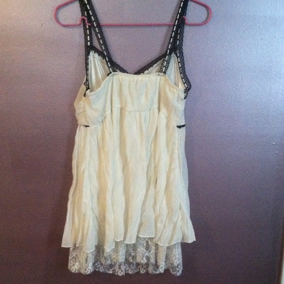 Supper cute white lacy top! - Picture 4 of 4