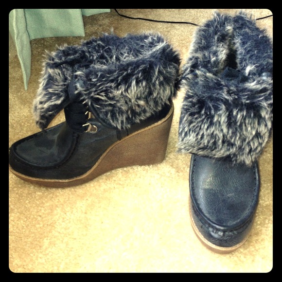 Black fur wedge boots