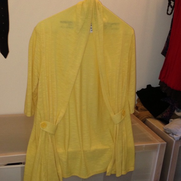 Yellow sweater - Picture 1 of 3