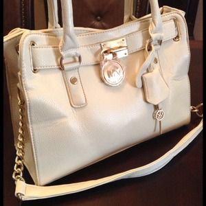 ✅BEAUTIFUL  AND CUTE HANDBAG BEIGE