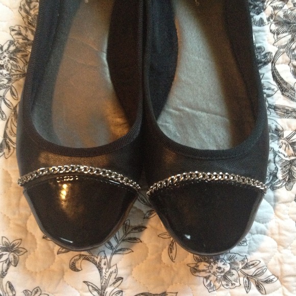🚫SOLD🚫 Black chain flats - Picture 2 of 3