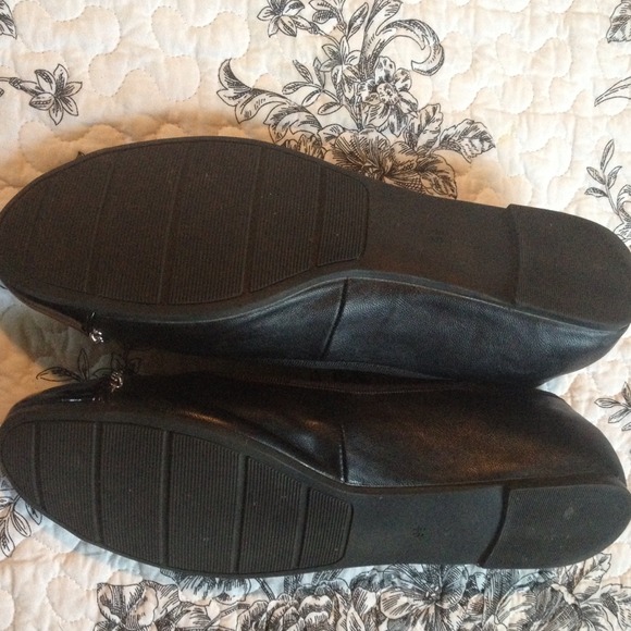🚫SOLD🚫 Black chain flats - Picture 3 of 3