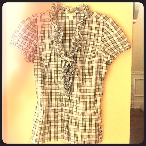 Ann Taylor cap sleeve ruffle button up top