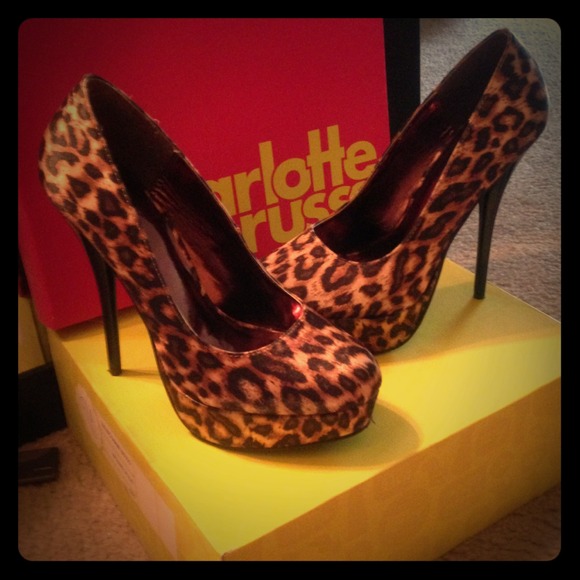 Leopard print PUMPS!!