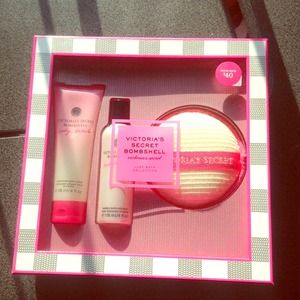 Bombshell bath gift set by Victoria Secret **NEW**
