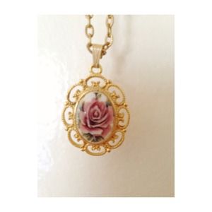 Flower pendant necklace