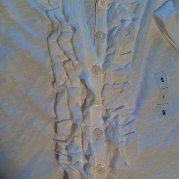 🚫SOLD🚫🌺Old Navy white ruffled top🌺 - Picture 2 of 2
