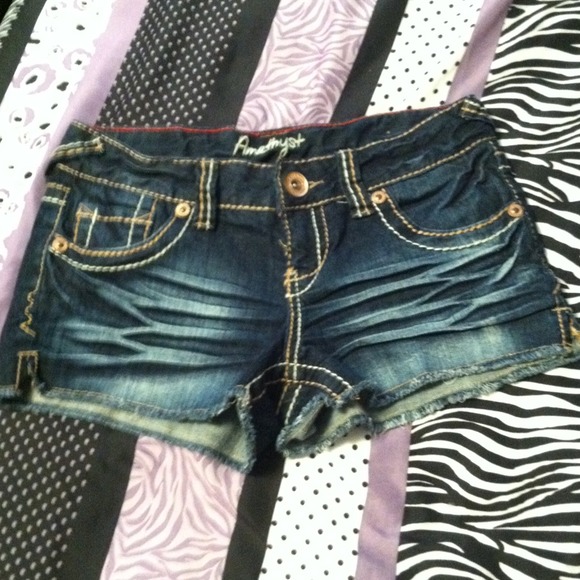 Dark wash Amethyst short shorts!