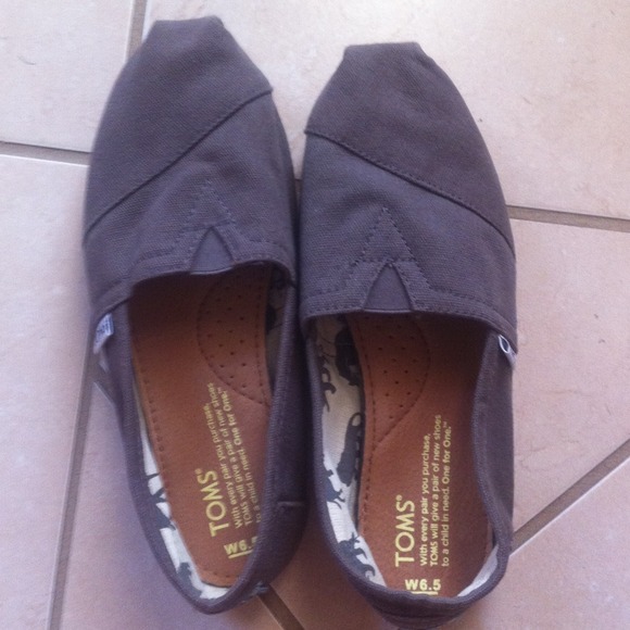🔴SOLD🔴Grey toms size 6.5