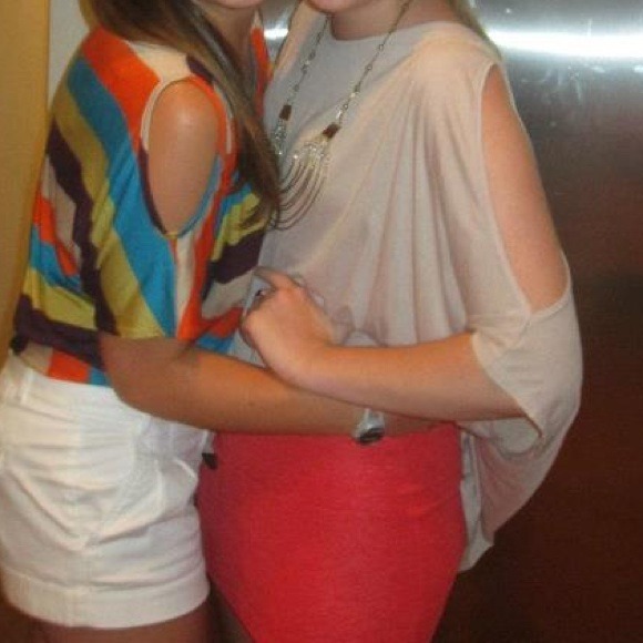 ❌Sold BCBG tight coral skirt - Picture 3 of 3