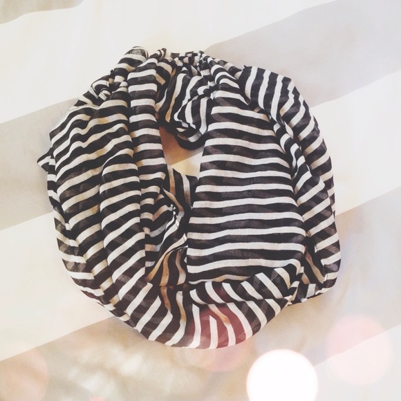 L❌SOLD❌ Black + white striped scarf