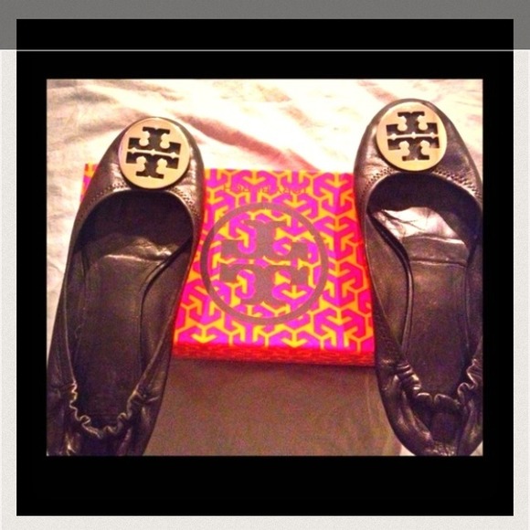 🔴Sold on Threadflip🔴Tory Burch Reva flats .