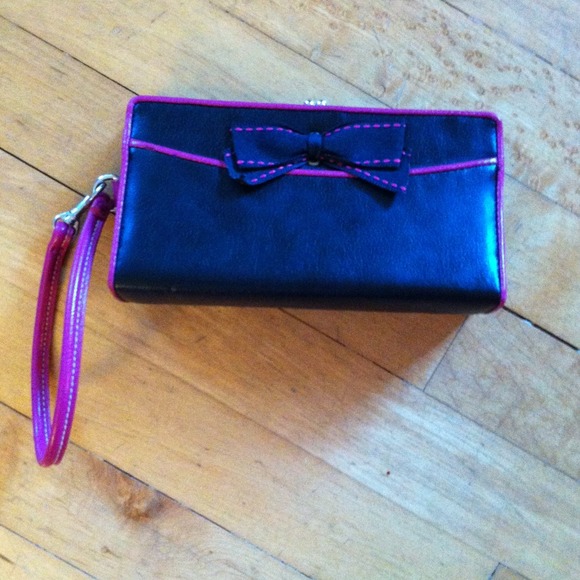 Small black and pink accent purse!