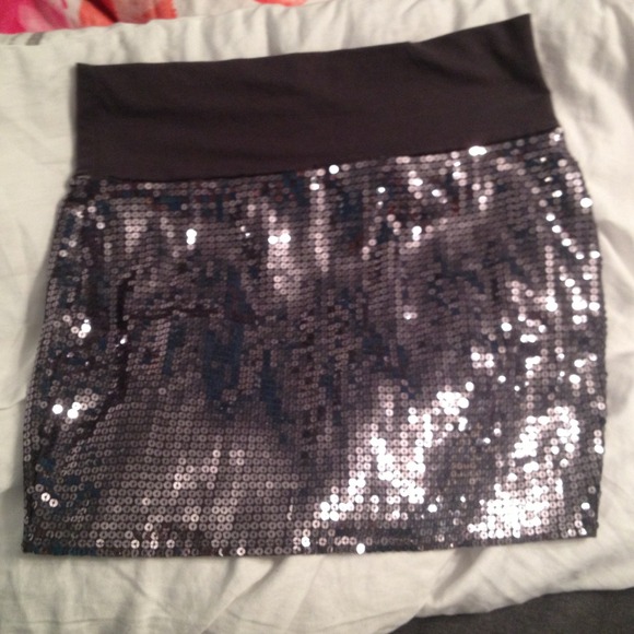 Grey sequin skirt! *sold* - Picture 3 of 3