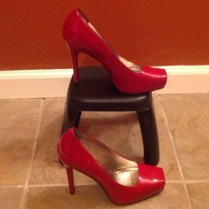 Gianni Bini candy apple red pump!