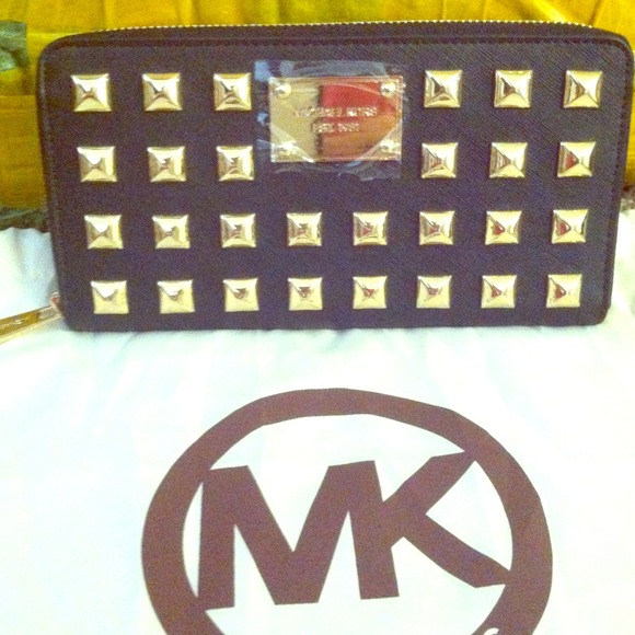 Michael Kors Clutches & Wallets - 👎Reduced👎MK Studded Saffiano Leather Wallet