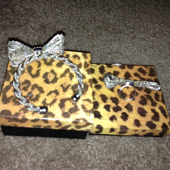 100% Swarovski Crystals Bow Ring & Bracelet - Picture 2 of 4