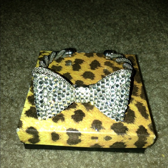100% Swarovski Crystals Bow Ring & Bracelet - Picture 3 of 4
