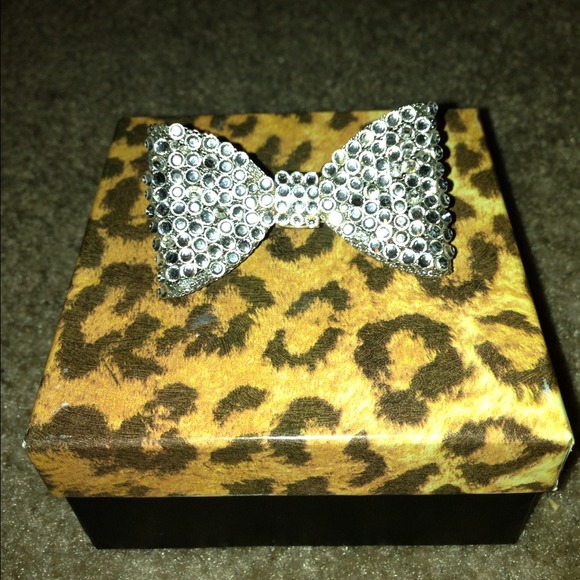 100% Swarovski Crystals Bow Ring & Bracelet - Picture 4 of 4