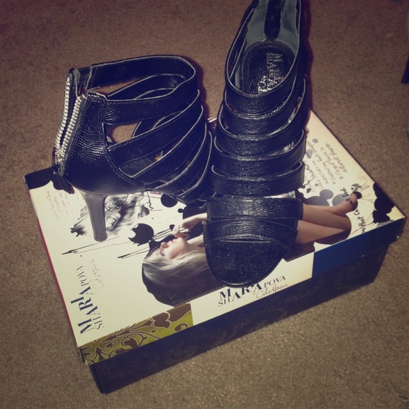 💢reduced💢 Cute Cole Haan cage heels.