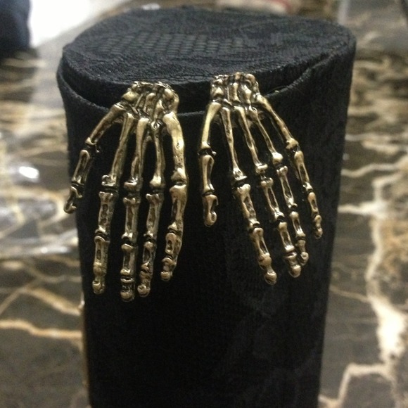 ⚡️flash sale⚡️Skeleton hand earrings