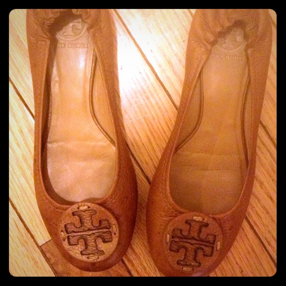RESERVED!!! Tory Burch Reva's in Camel Leather; 8.
