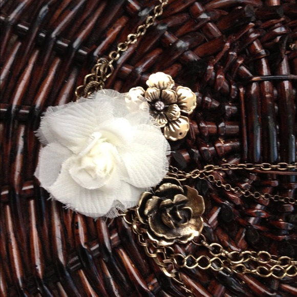 Flirty vintage looking metal necklace