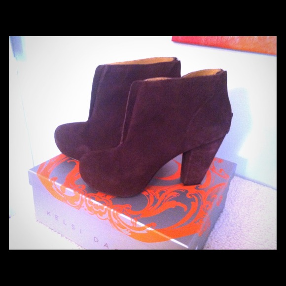 ***sold*** Dagger Dark Brown Suede Ankle Boot