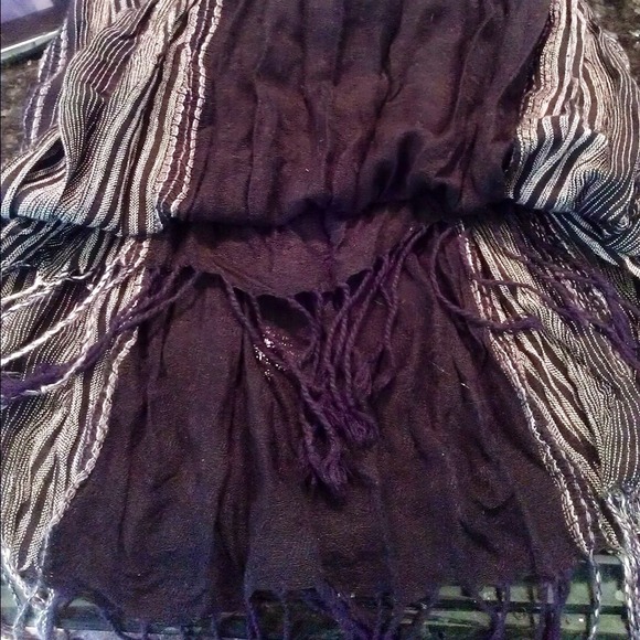 Black scarf with white threaded lines - Picture 2 of 2