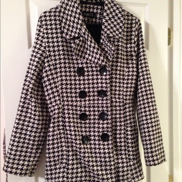Rue 21 houndstooth pea coat. In nice condition!