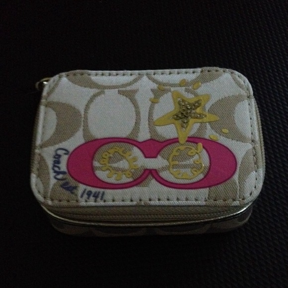 Coach Travel Box