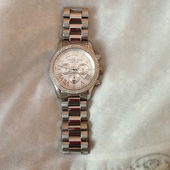 💥SOLD💥 New Michael Kors Oversized Watch - Picture 3 of 4