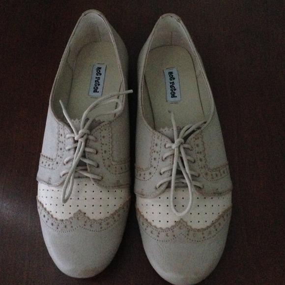 Tan Oxford shoes