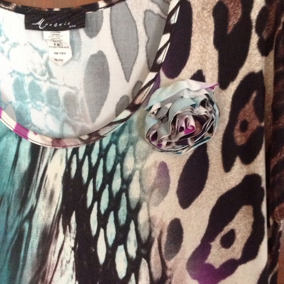 Lovely shark bite top with rosette - Picture 2 of 3