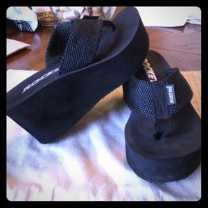 >Rocket Dog< platform flip flops in black size 9
