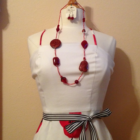 Used once red/white dress size 5-6 - Picture 2 of 4