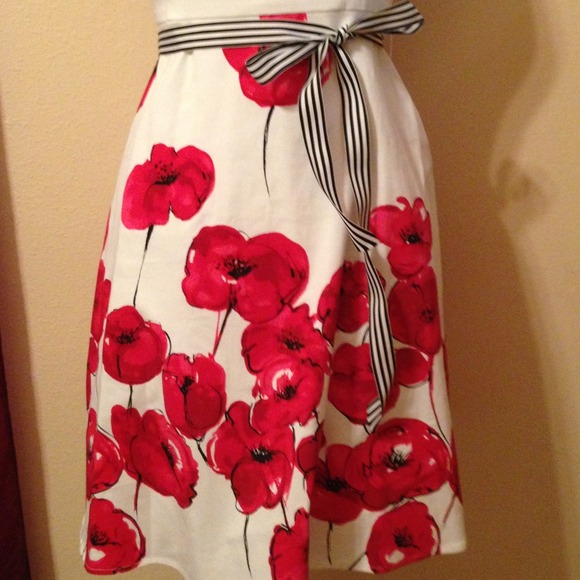 Used once red/white dress size 5-6 - Picture 3 of 4