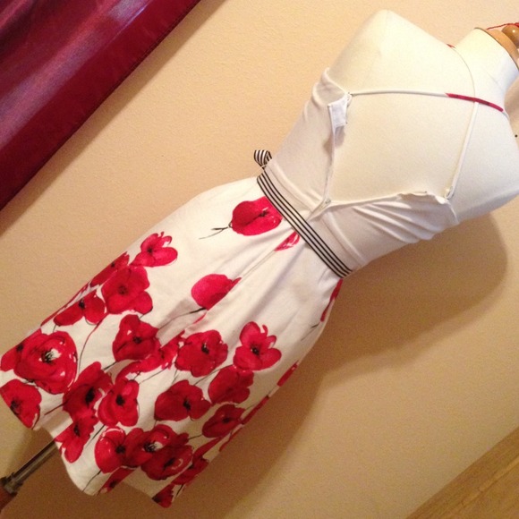 Used once red/white dress size 5-6 - Picture 4 of 4