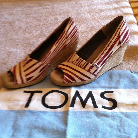 TOMS wedge heals red white stripes design
