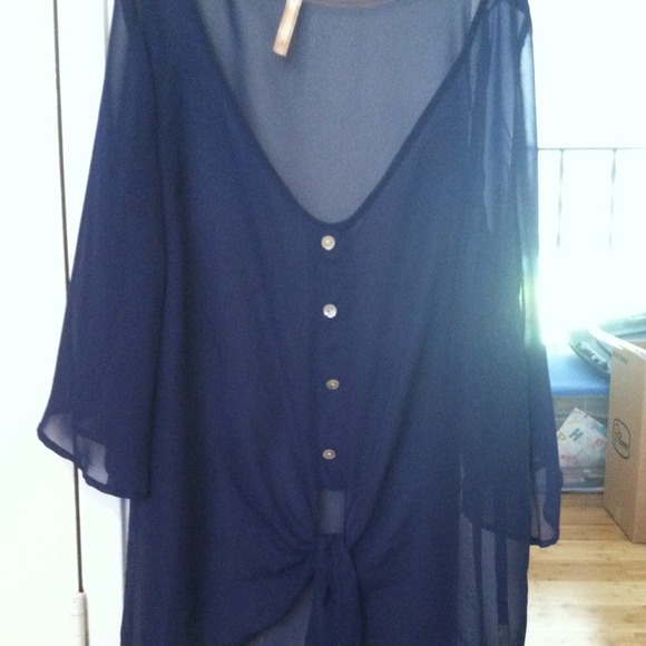 V-neck adjustable front tie top.