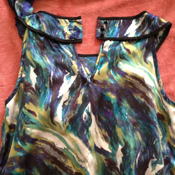 BEAUTIFUL Watercolor Top - Picture 3 of 3